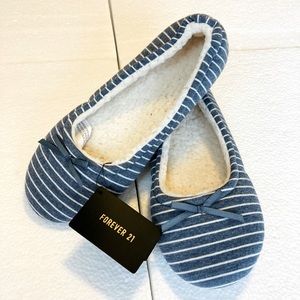 Forever 21 women’s slippers Size M, NWT